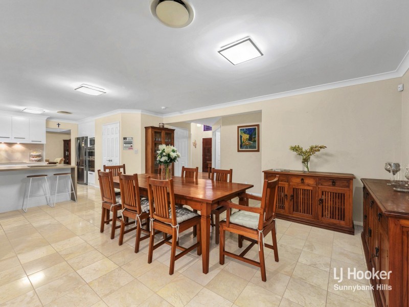 2 Golden Oak Crescent, Carindale QLD 4152