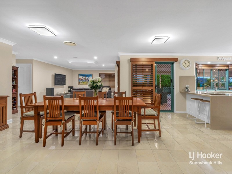 2 Golden Oak Crescent, Carindale QLD 4152