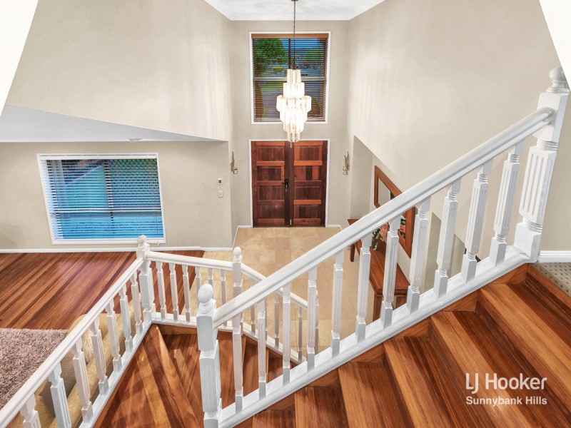 2 Golden Oak Crescent, Carindale QLD 4152