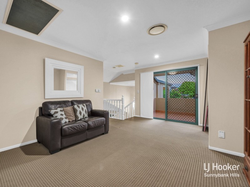 2 Golden Oak Crescent, Carindale QLD 4152