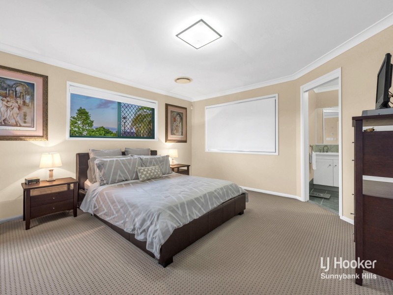 2 Golden Oak Crescent, Carindale QLD 4152