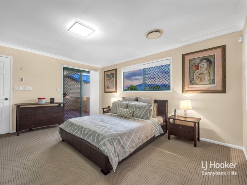 2 Golden Oak Crescent, Carindale QLD 4152