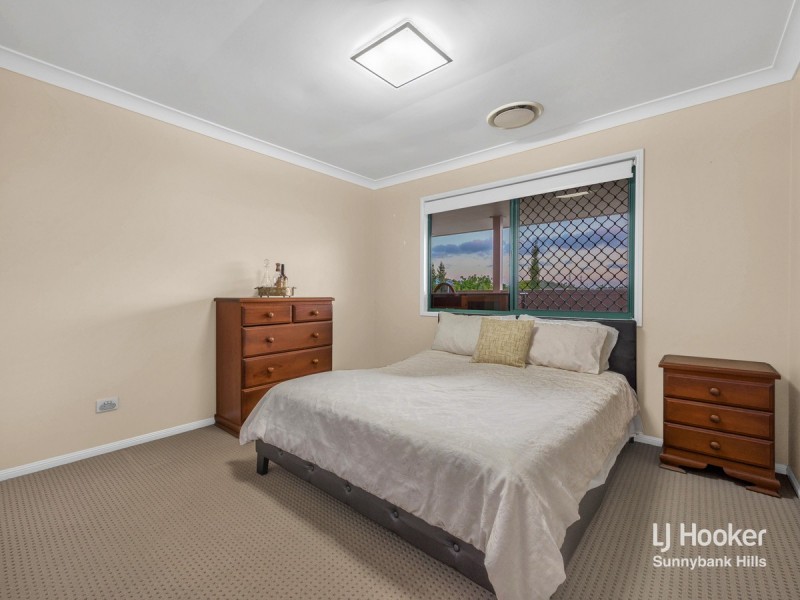 2 Golden Oak Crescent, Carindale QLD 4152