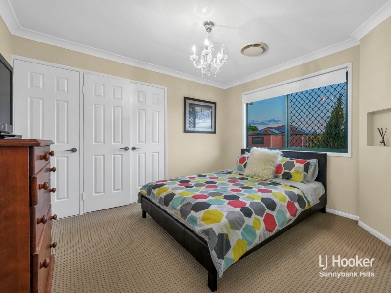 2 Golden Oak Crescent, Carindale QLD 4152