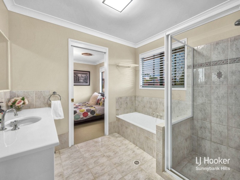 2 Golden Oak Crescent, Carindale QLD 4152