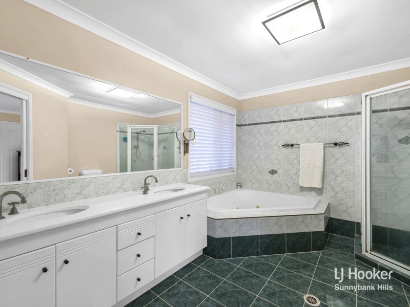 2 Golden Oak Crescent, Carindale QLD 4152