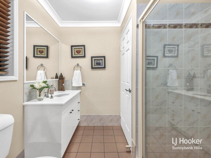 2 Golden Oak Crescent, Carindale QLD 4152