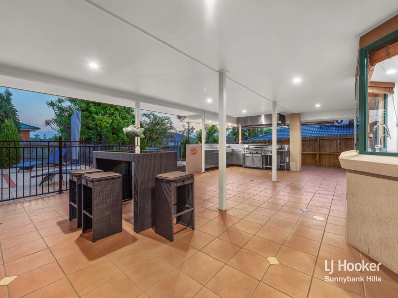 2 Golden Oak Crescent, Carindale QLD 4152