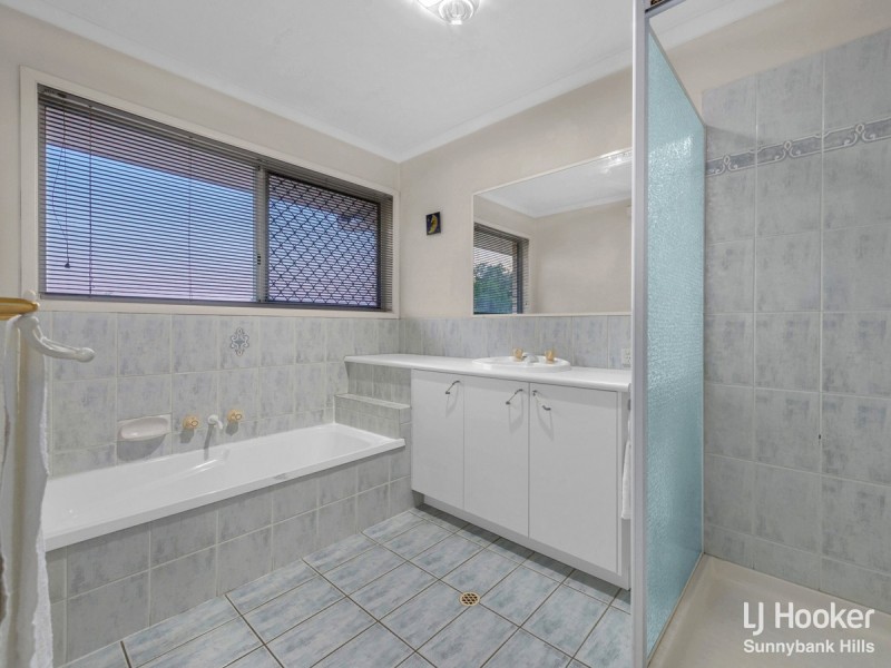 52 Hummingbird Crescent, Wishart QLD 4122