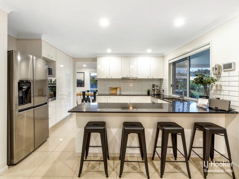 11 Arncliffe Close, Carindale QLD 4152