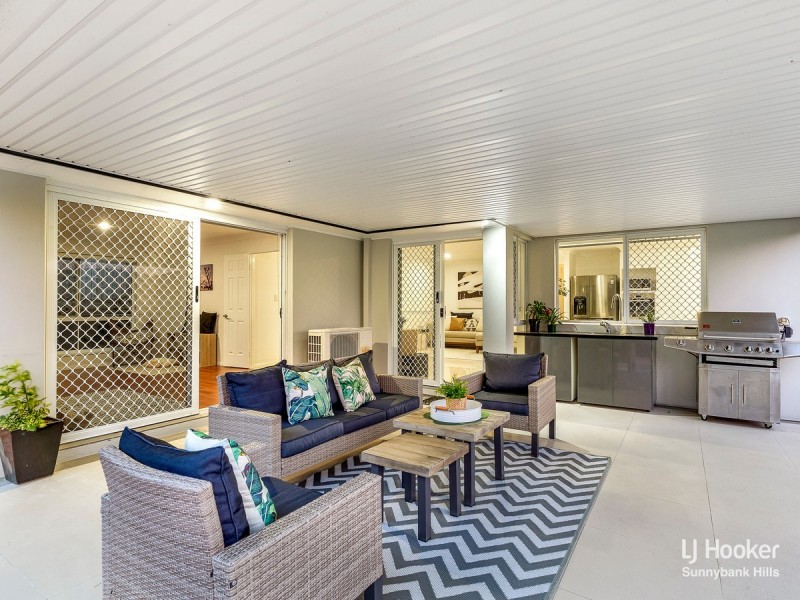 11 Arncliffe Close, Carindale QLD 4152