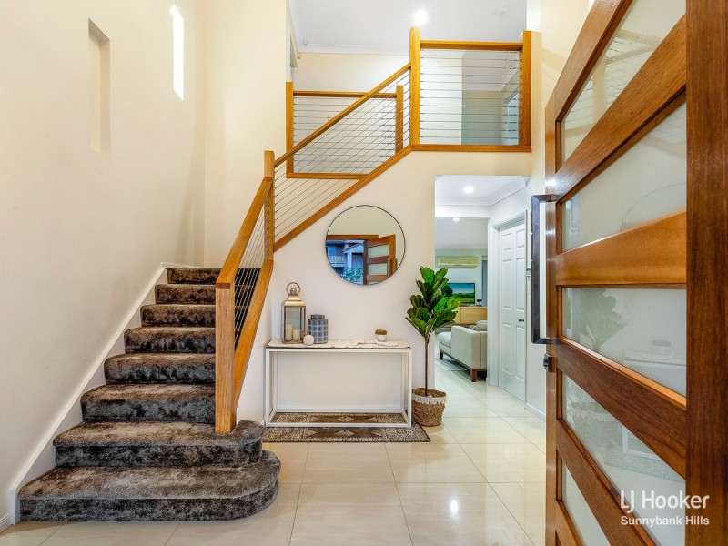 11 Arncliffe Close, Carindale QLD 4152