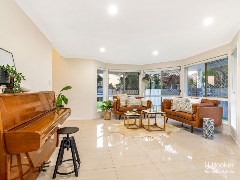 11 Arncliffe Close, Carindale QLD 4152