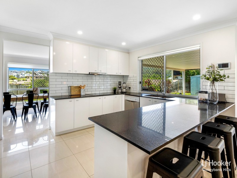 11 Arncliffe Close, Carindale QLD 4152