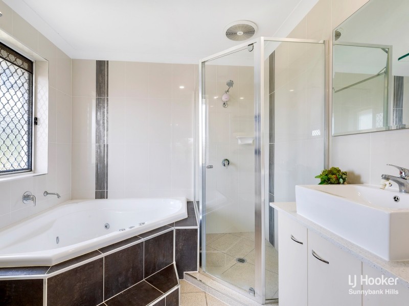 11 Arncliffe Close, Carindale QLD 4152