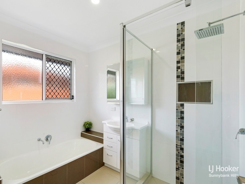 11 Arncliffe Close, Carindale QLD 4152