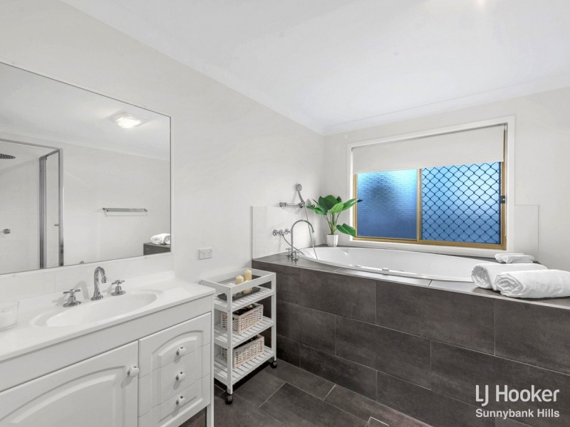 19 Greenways Esplanade, Parkinson QLD 4115