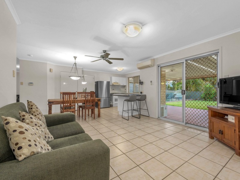 52 Hummingbird Crescent, Wishart QLD 4122