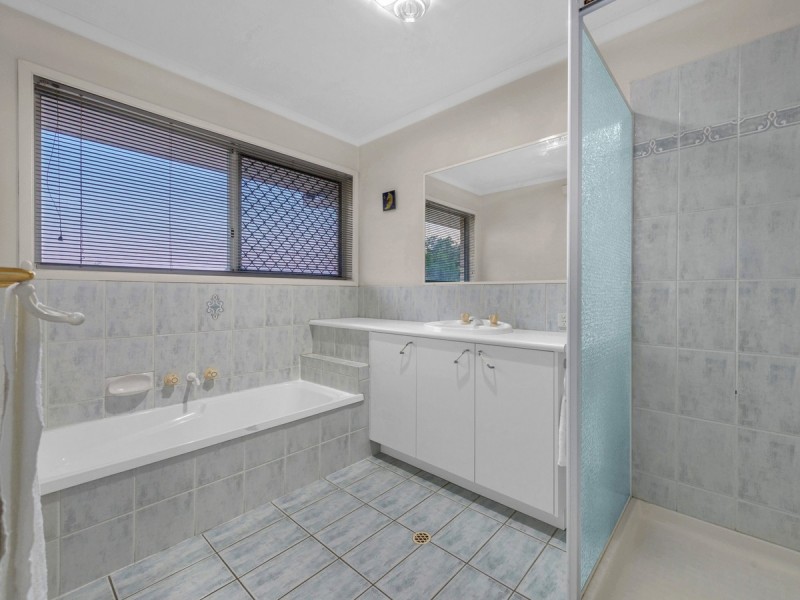 52 Hummingbird Crescent, Wishart QLD 4122