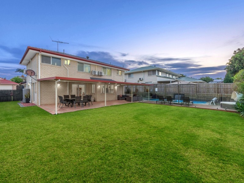 52 Hummingbird Crescent, Wishart QLD 4122