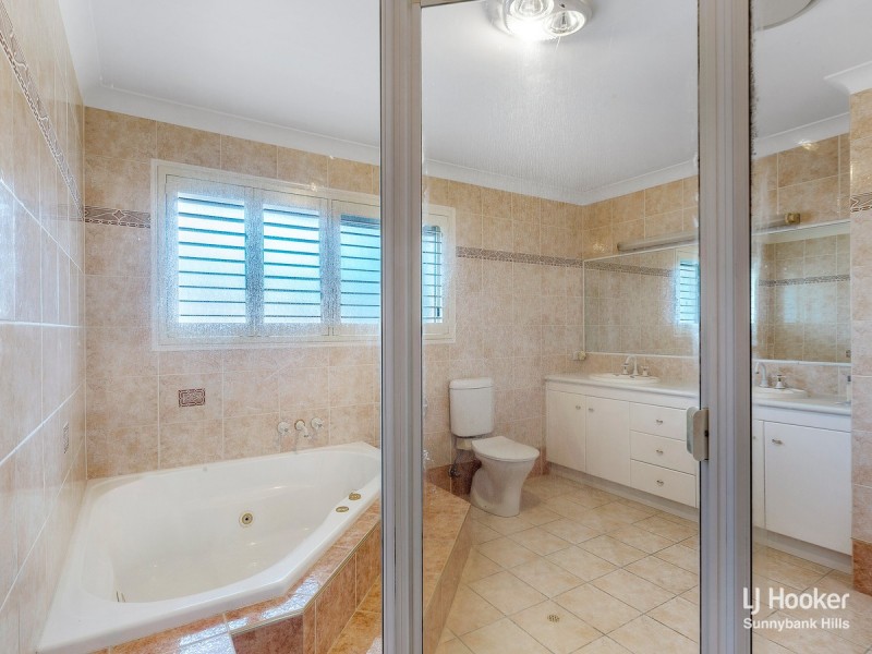 42 Poinciana Crescent, Stretton QLD 4116