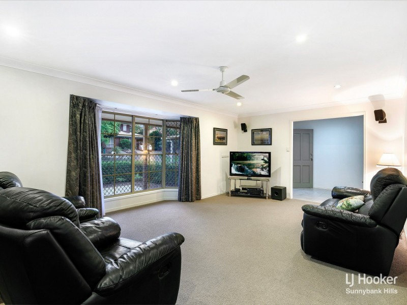 8 Hoover Court, Stretton QLD 4116