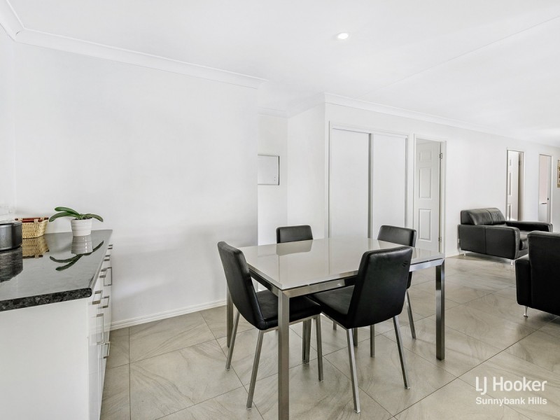 8 Hoover Court, Stretton QLD 4116