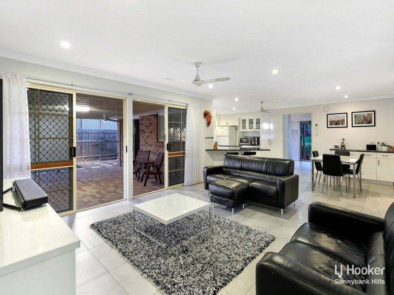 8 Hoover Court, Stretton QLD 4116