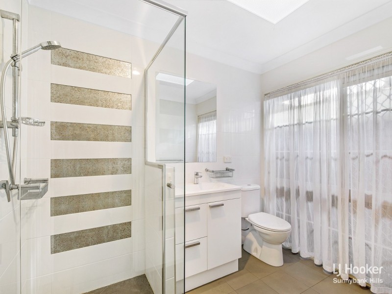 8 Hoover Court, Stretton QLD 4116