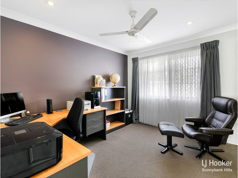 8 Hoover Court, Stretton QLD 4116