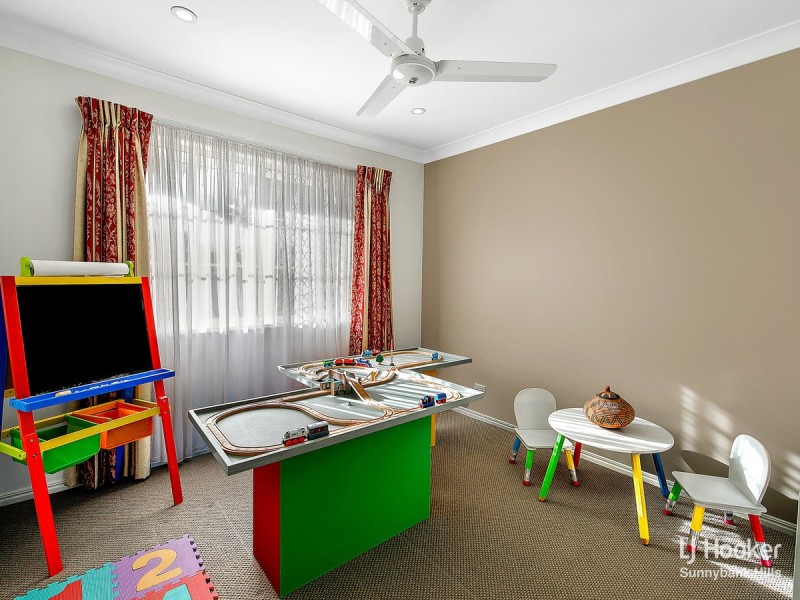 8 Hoover Court, Stretton QLD 4116