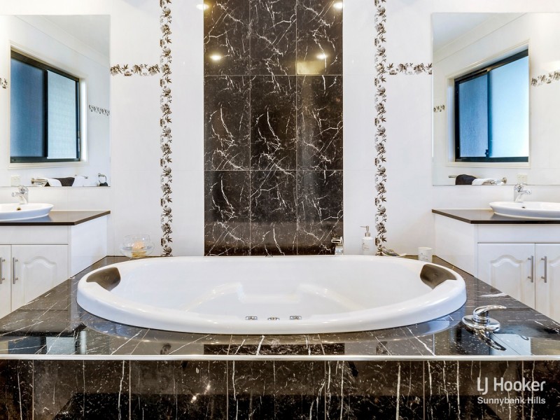 98 White Cedar Circuit, Stretton QLD 4116