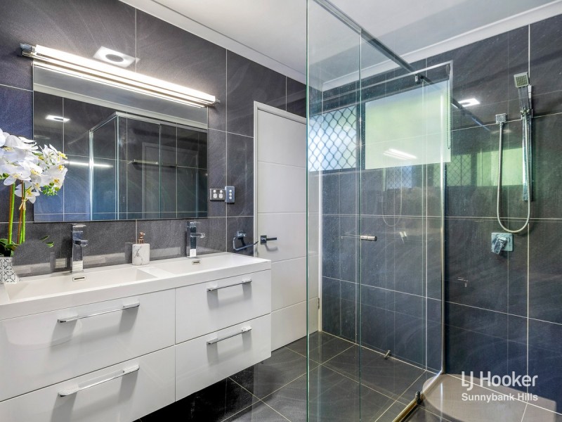 11 Akora Street, Macgregor QLD 4109