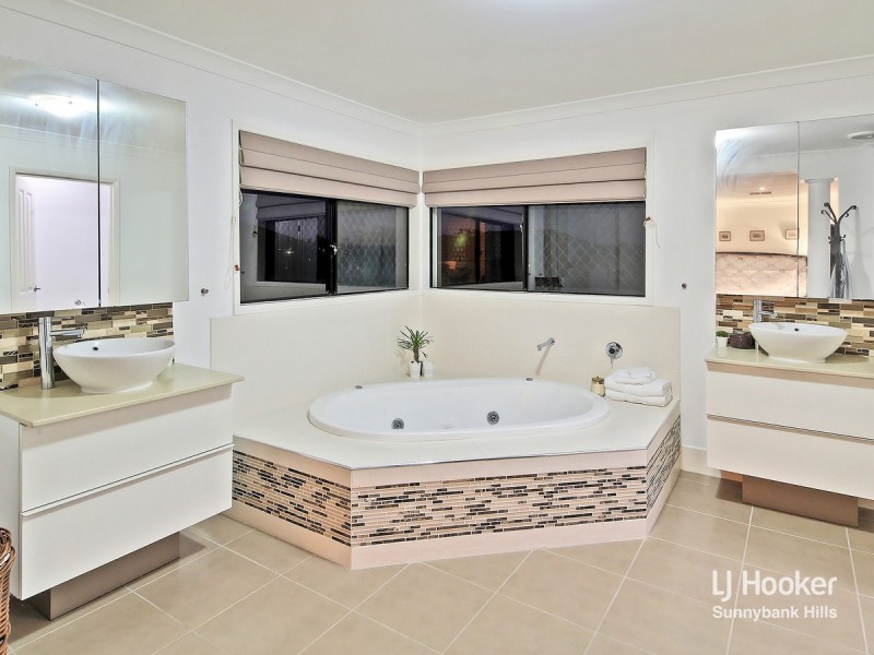 17 Manor Street, Eight Mile Plains QLD 4113