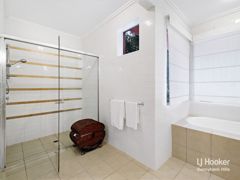 6108 Lugano Drive, Hope Island QLD 4212