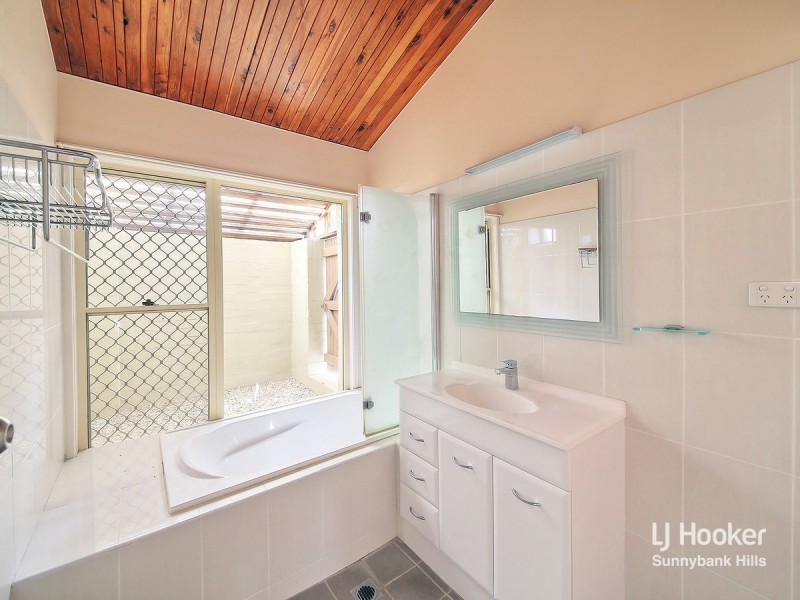 8 Chateau Street, Calamvale QLD 4116