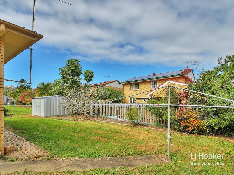 24 Blackwattle Street, Macgregor QLD 4109