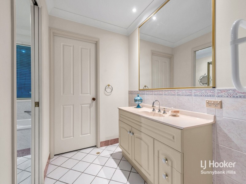 31 Cambridge Place, Wishart QLD 4122