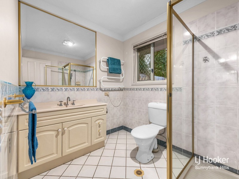 31 Cambridge Place, Wishart QLD 4122