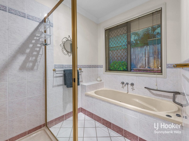 31 Cambridge Place, Wishart QLD 4122