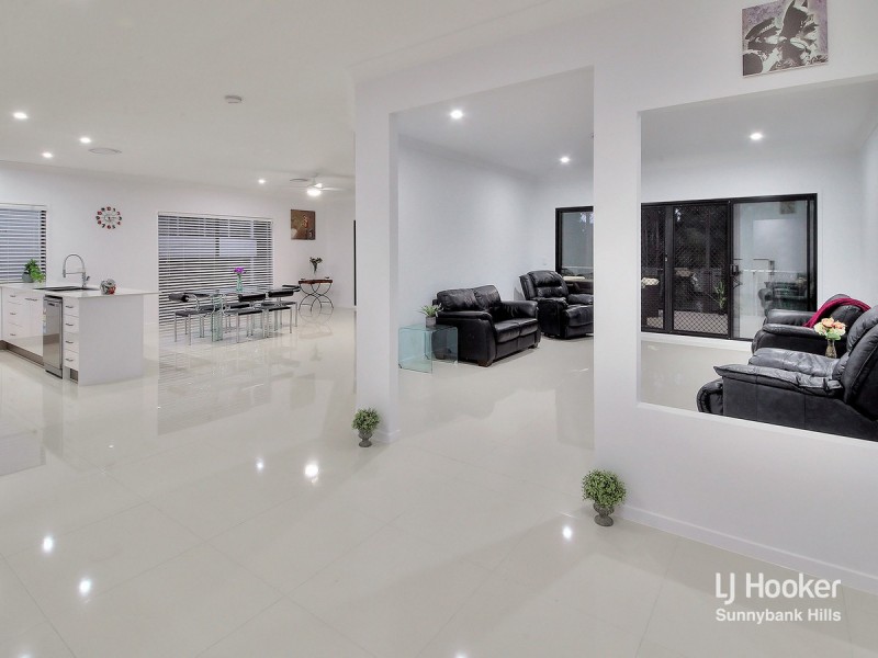 12 Nelson Place, Carindale QLD 4152