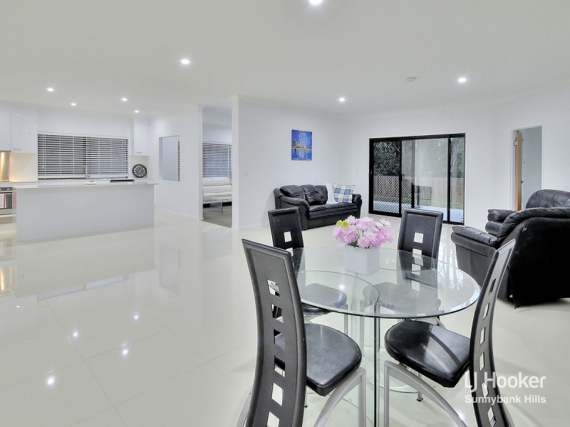 12 Nelson Place, Carindale QLD 4152