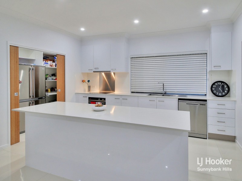 12 Nelson Place, Carindale QLD 4152