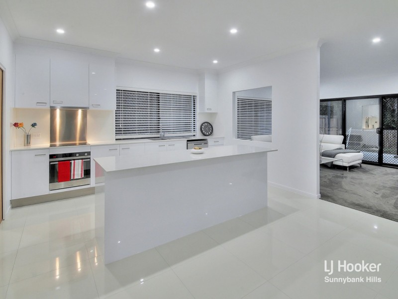 12 Nelson Place, Carindale QLD 4152