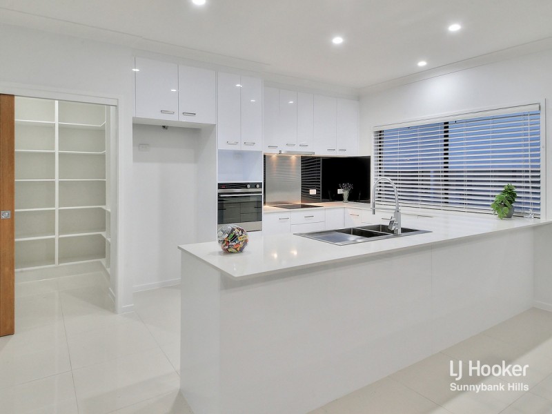 12 Nelson Place, Carindale QLD 4152