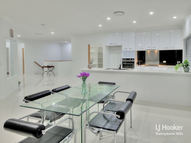 12 Nelson Place, Carindale QLD 4152