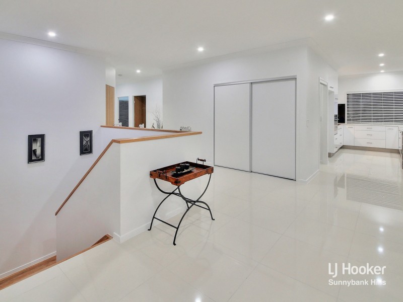 12 Nelson Place, Carindale QLD 4152