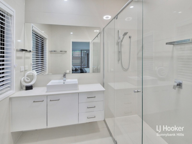 12 Nelson Place, Carindale QLD 4152