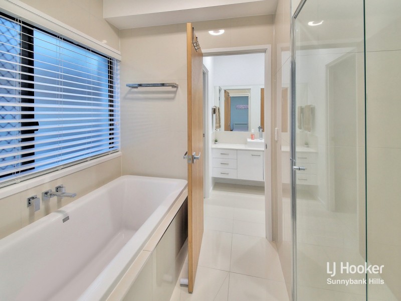 12 Nelson Place, Carindale QLD 4152