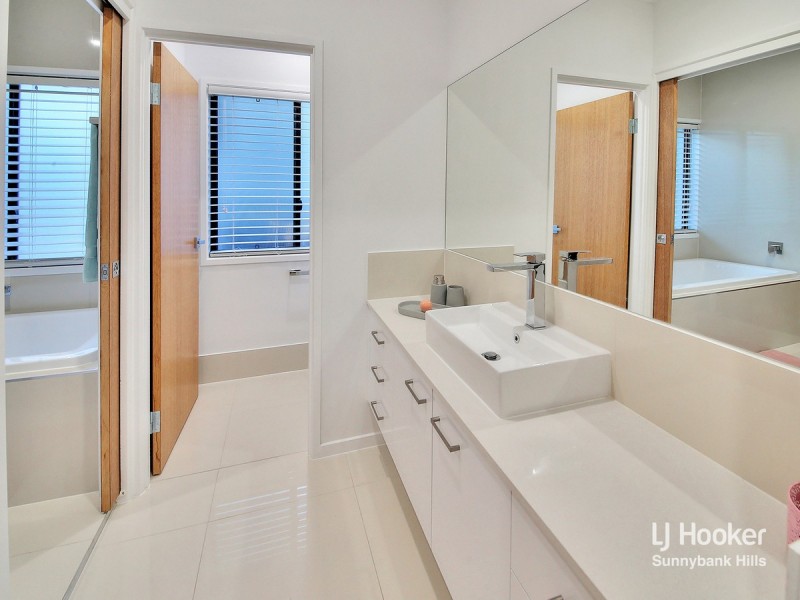 12 Nelson Place, Carindale QLD 4152